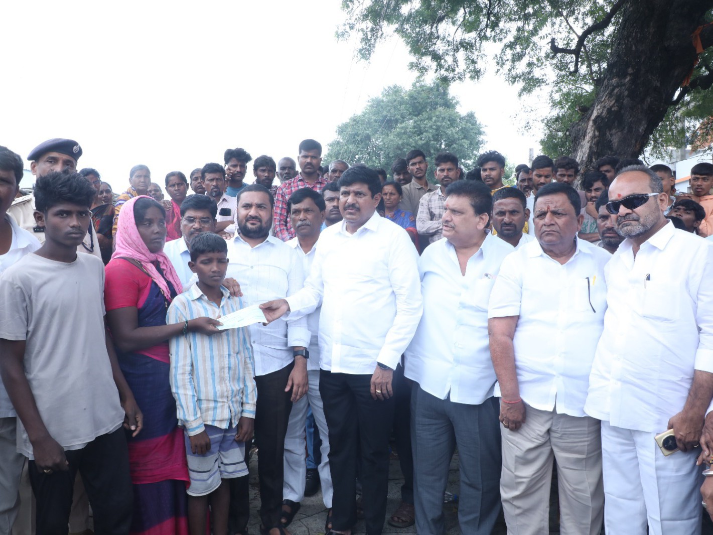 బాధిత కుటుంబానికి ఏకాగ్రేషియా అందజేసిన ఎమ్మెల్యే