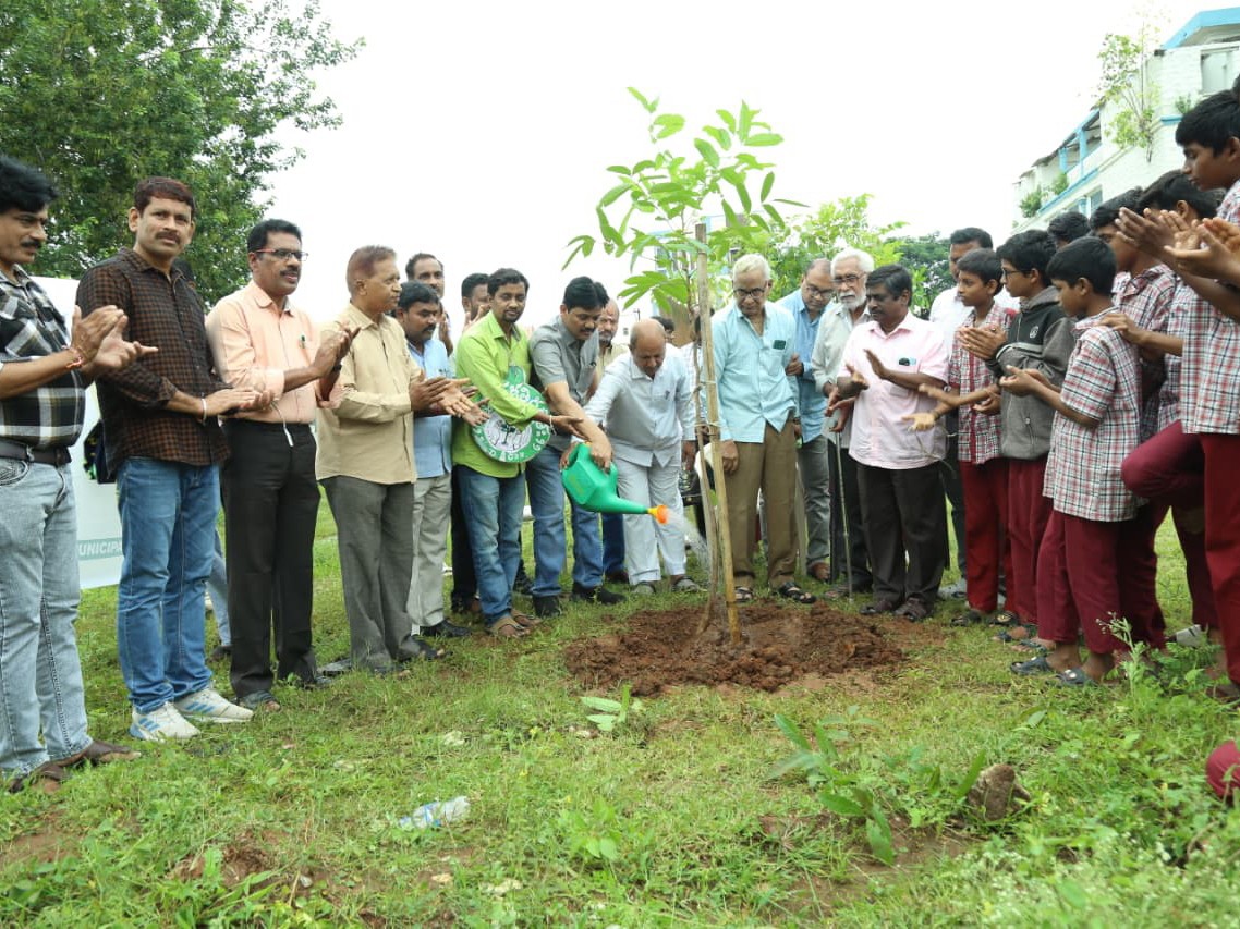 మొక్కలు నాటిన జిల్లా రెవెన్యూ అధికారి