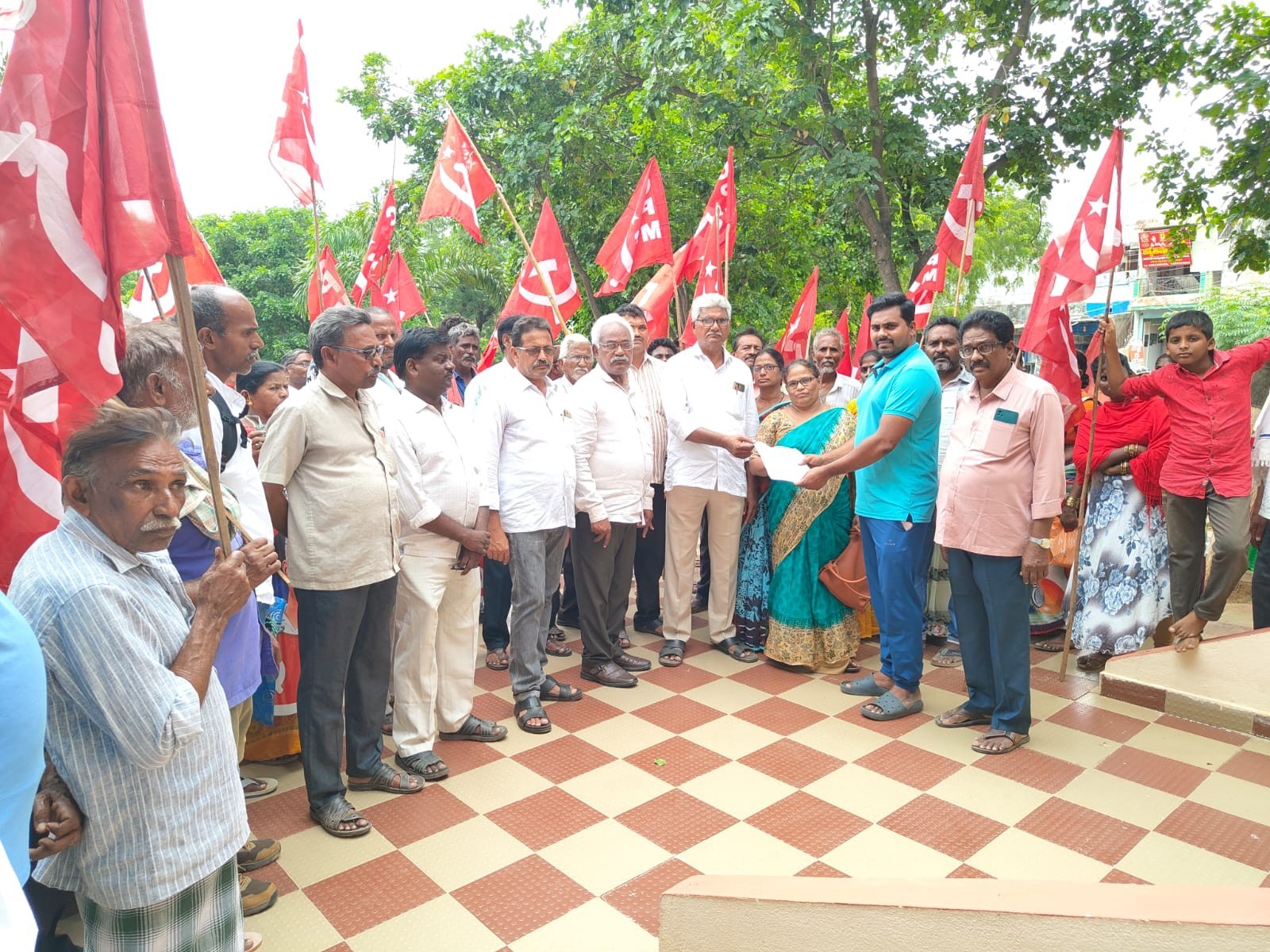 ‘చంద్రశేఖరపురం ఎస్సై సస్పెండ్ చేయాలి’