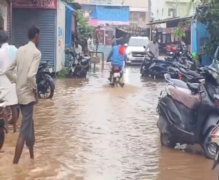 ఆదోని సబ్ రిజిస్ట్రార్ కార్యాలయం జలమయం