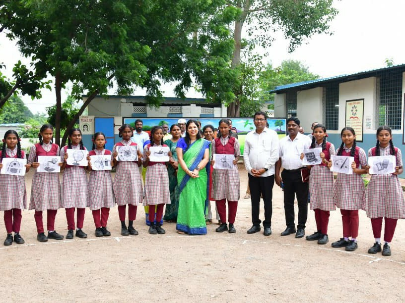ప్రభుత్వ పాఠశాల విద్యార్థులకు బ్యాగుల పంపిణీ