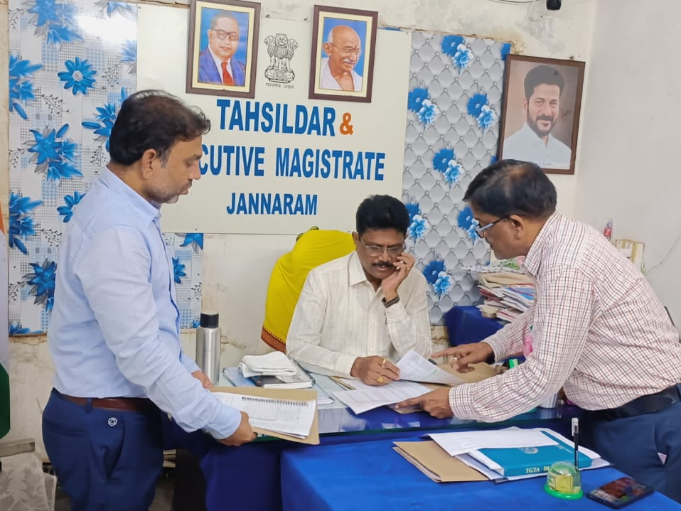 ‘అర్జీలు నువ్వంటేనే పరిష్కరించాలి’