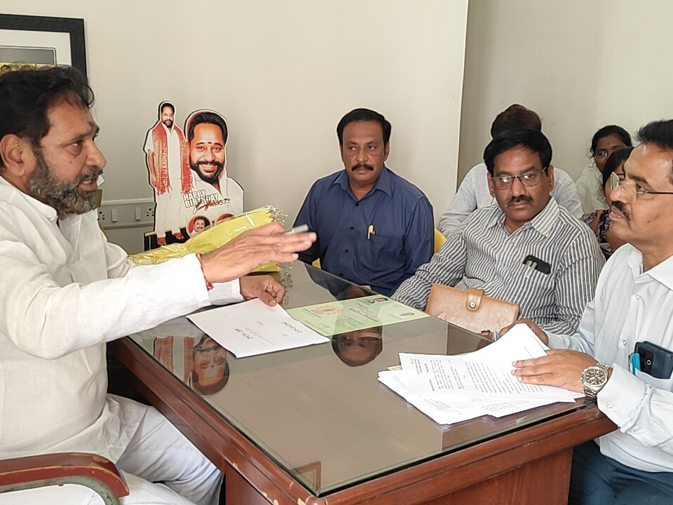 ‘హాస్టల్ భవనాల ఏర్పాటుకు స్థలాలను గుర్తించండి’