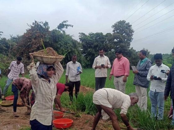 పొలాల్లో ఇసుక తొలగింపు