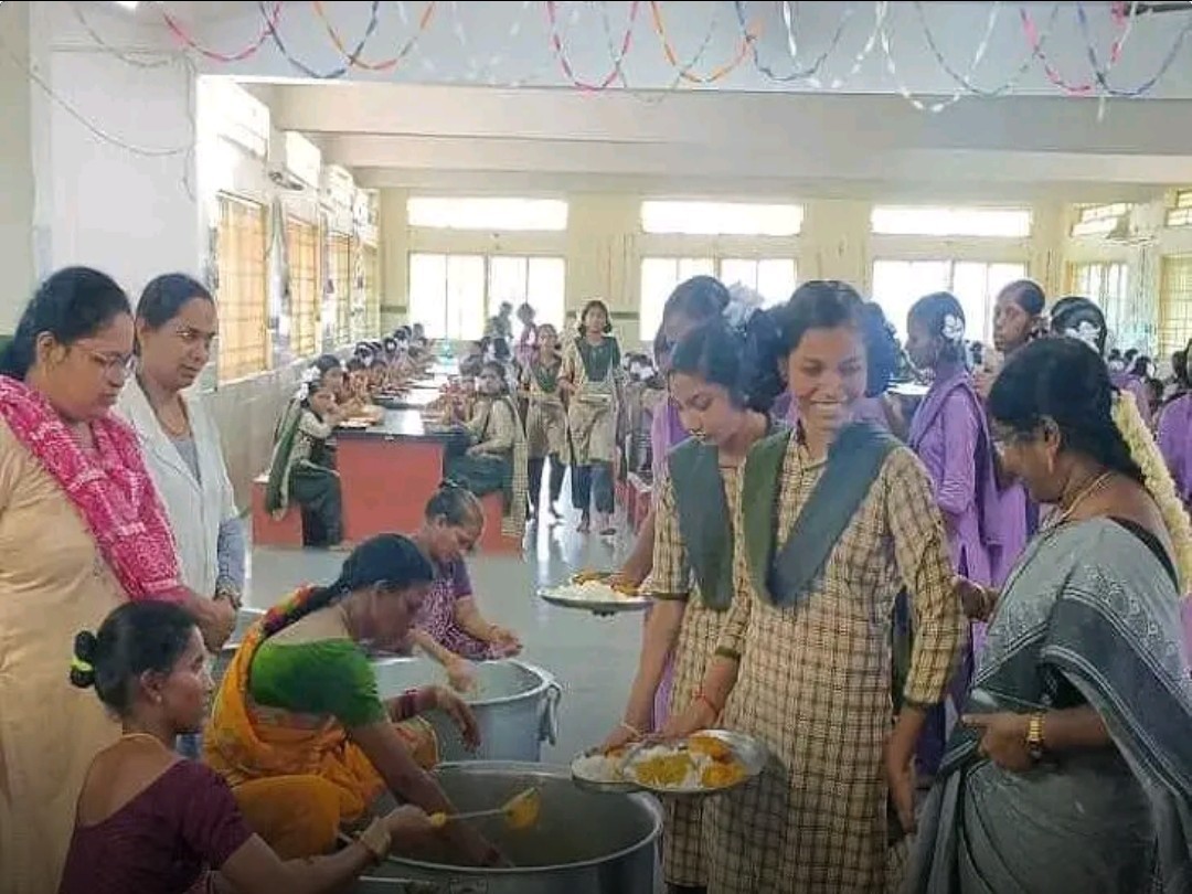 గురుకుల పాఠశాలను పరిశీలించిన అధికారి
