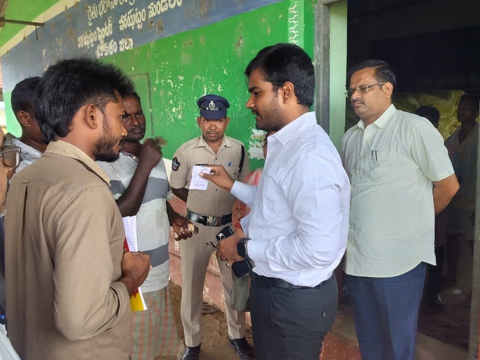 ‘రైతులకు ఇబ్బంది లేకుండా యూరియా పంపిణీ’