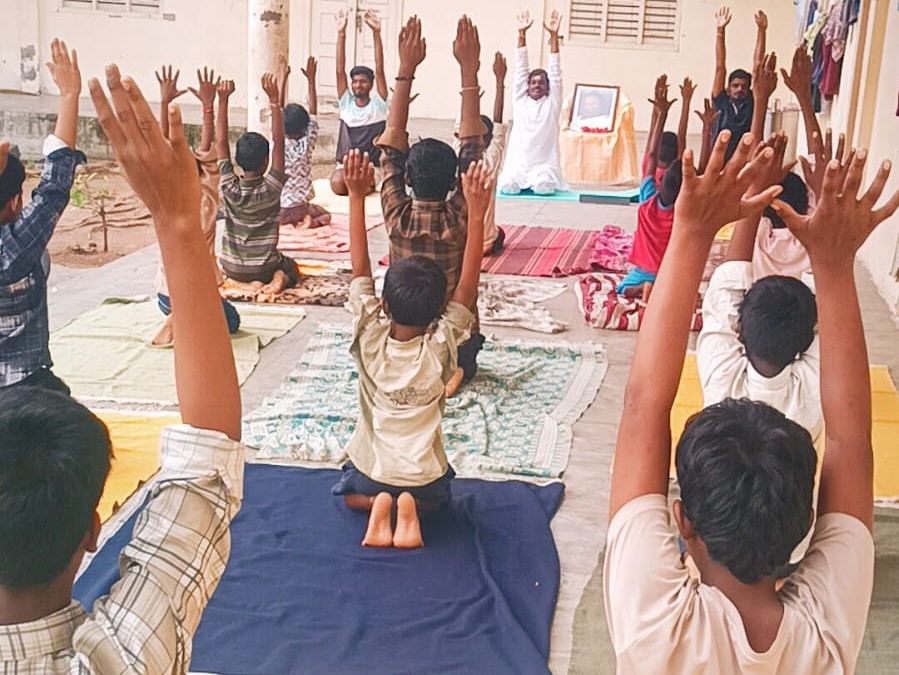 ‘మంచి నడవడికను కలిగి ఉండాలి’