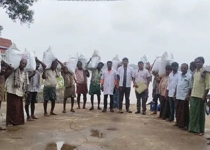 ఆచంటలో పశువుల దాణా పంపిణీ