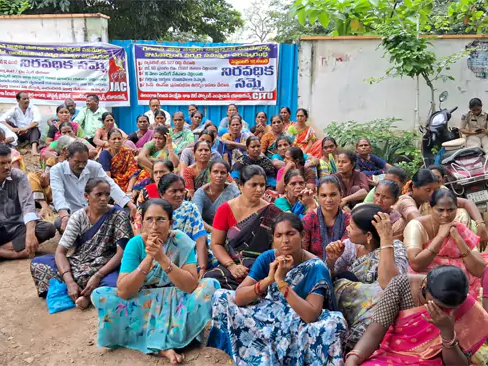 గిరిజన సంక్షేమ అధికారి కార్యాలయం ఎదుట ఆందోళన