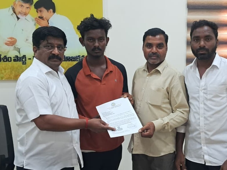 ముఖ్యమంత్రి సహాయనిధి చెక్కును పంపిణీ చేసిన ఎమ్మెల్యే