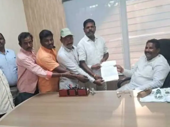 శాంతినగర్ రోడ్డు సమస్య పై MLAకు వినతి