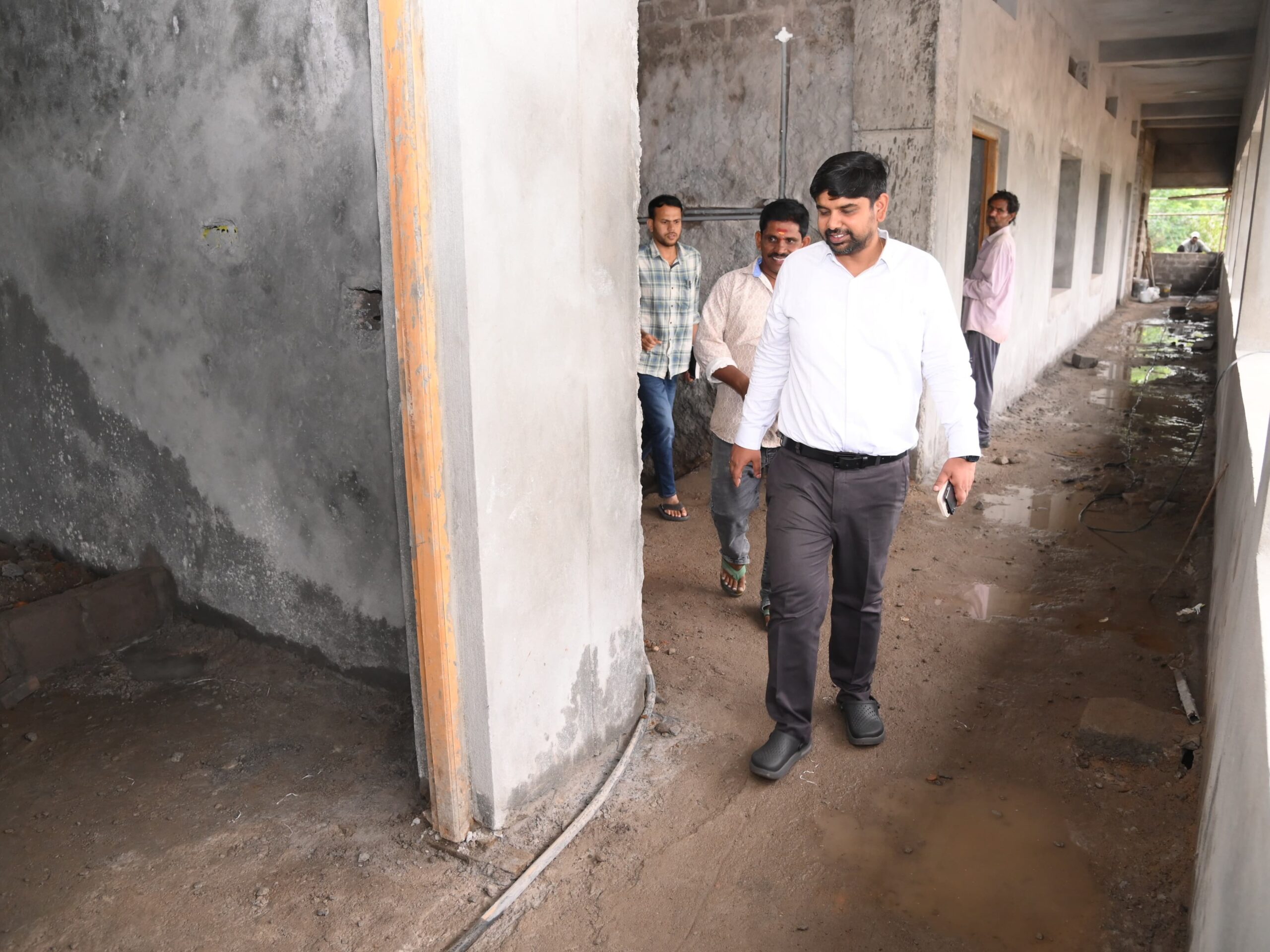 అభివృద్ధి పనులు త్వరగా పూర్తి చేయాలి: కలెక్టర్