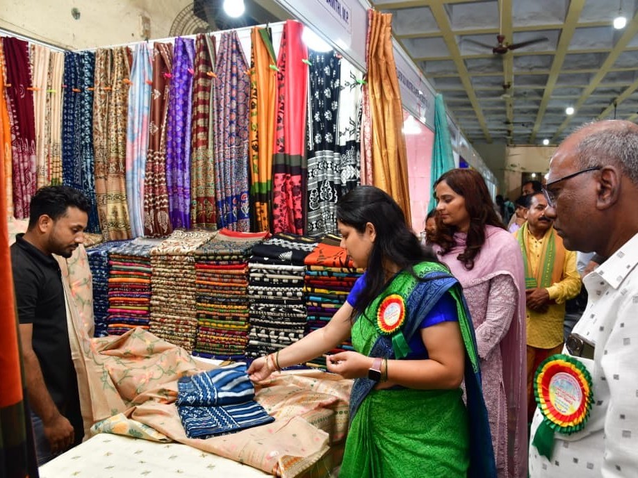 చేనేత వస్త్రాలకు ఆదరణ ఎప్పటికీ తగ్గదు: కలెక్టర్