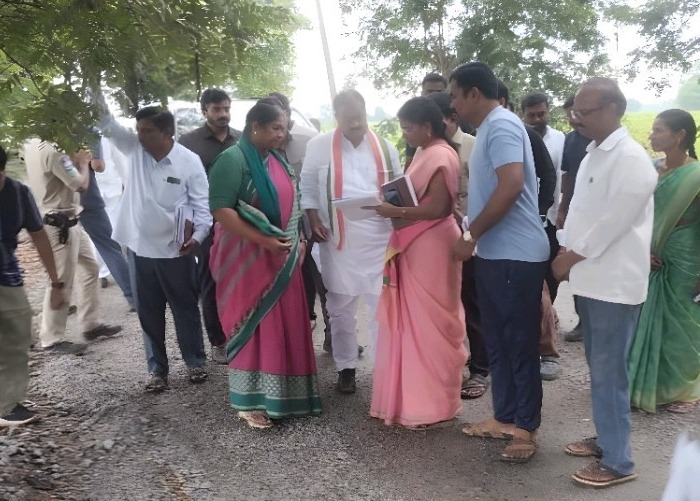దేవునిపల్లి రోడ్డును పరిశీలించిన మంత్రి