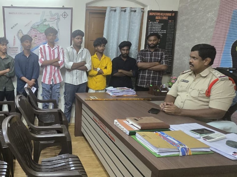 ర్యాష్ డ్రైవింగ్ చేసే యువకులకు సీఐ కౌన్సెలింగ్