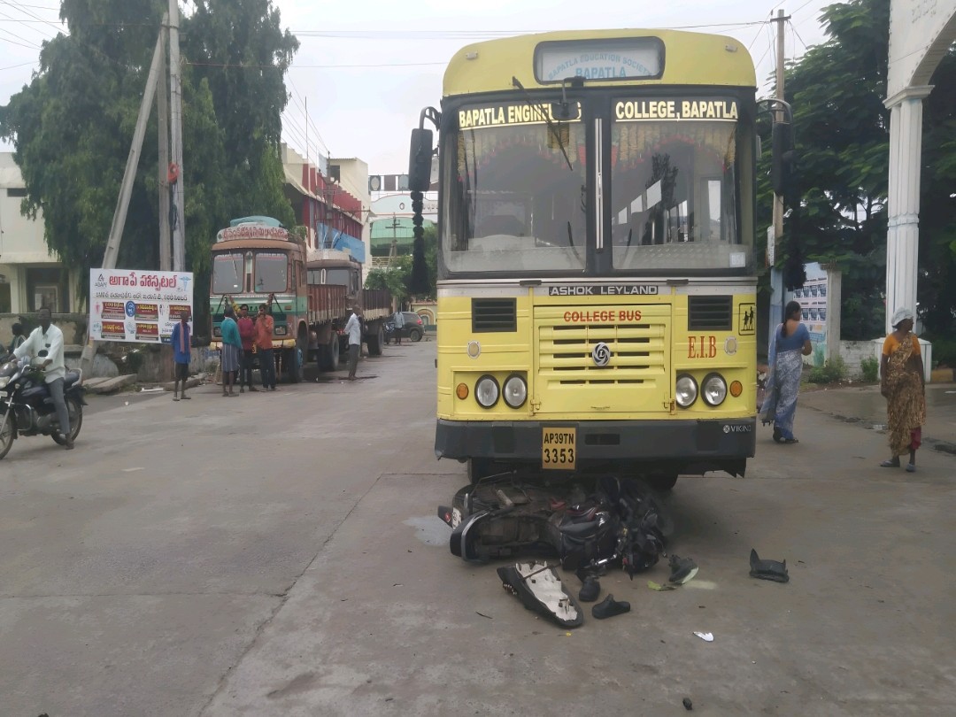 బస్సు ఢీకొని అడ్వకేట్ మృతి