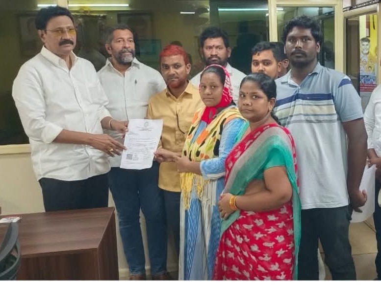 సీఎంఆర్ఎఫ్ చెక్కులు అందించిన ఎమ్మెల్యే