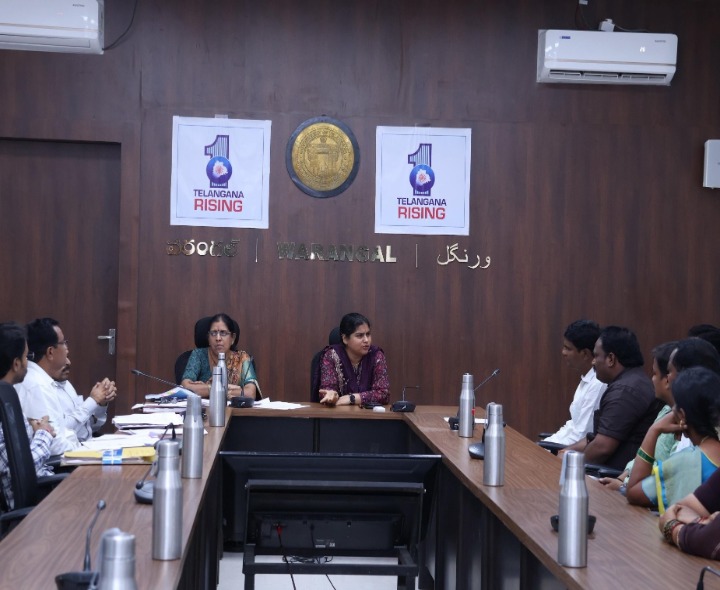 ఎయిర్‌పోర్ట్ భూ నిర్వాసితులతో  కలెక్టర్ సమావేశం