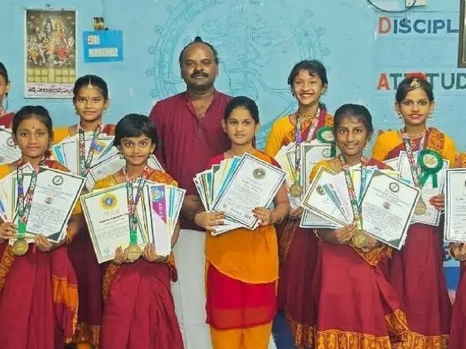 భరతనాట్యంలో కోదాడ బాలికలకు 12 ప్రపంచ రికార్డులు