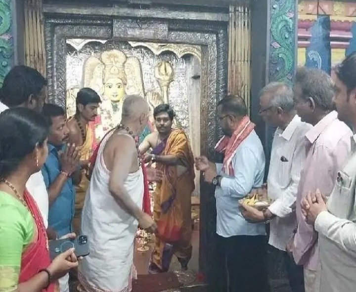 భద్రకాళి దేవాలయంలో ఎమ్మెల్యే