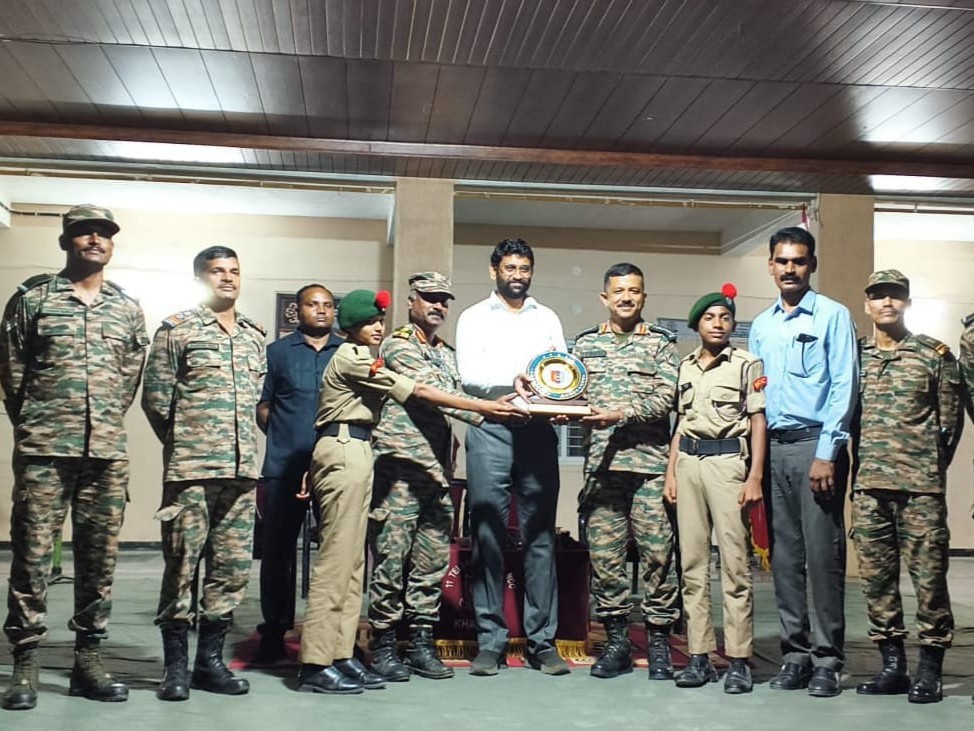 యువత సమాజానికి ఆదర్శంగా నిలవాలి: కలెక్టర్