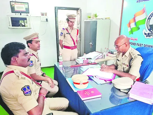 ‘ప్రజలతో స్నేహపూర్వంగా మెలగాలి’