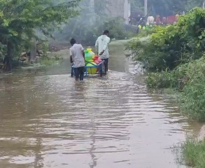 ‘గ్రామ అభివృద్ధికి చర్యలు తీసుకోవడం లేదు’