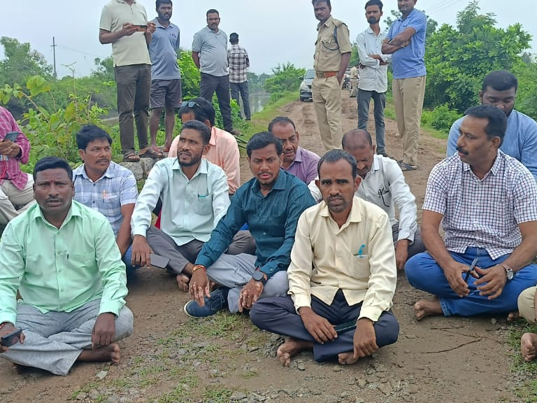 ఆందోళన నిర్వహించిన మీడియా ప్రతినిధులు