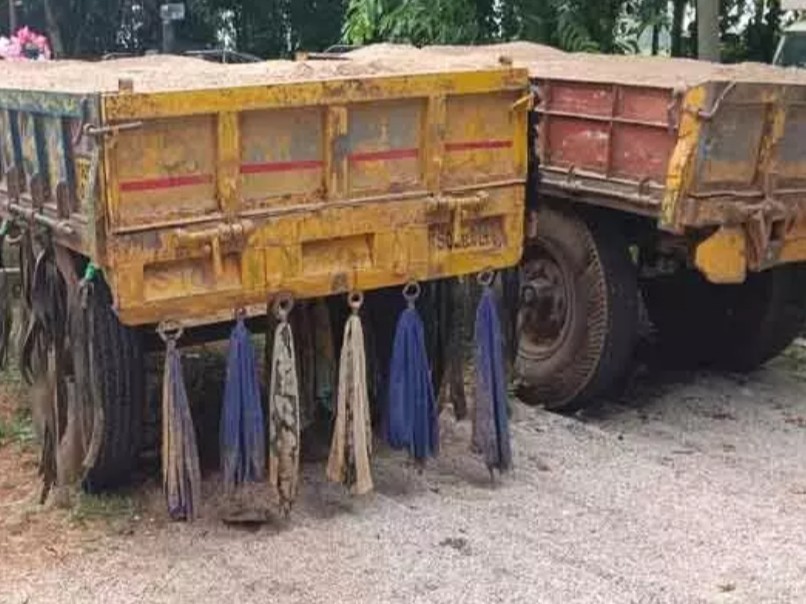 రెండు ఇసుక ట్రాక్టర్లను సీజ్ చేసిన పోలీసులు
