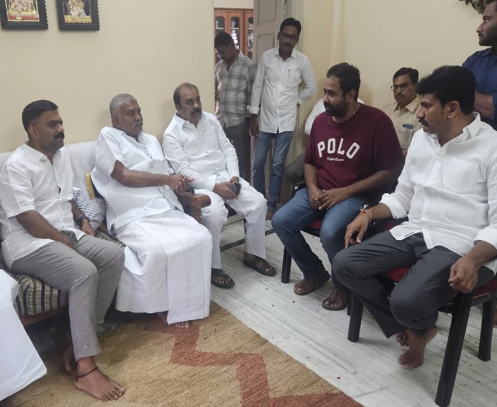 తోపుదుర్తి కుటుంబ సభ్యులకు పెద్దారెడ్డి పరామర్శ