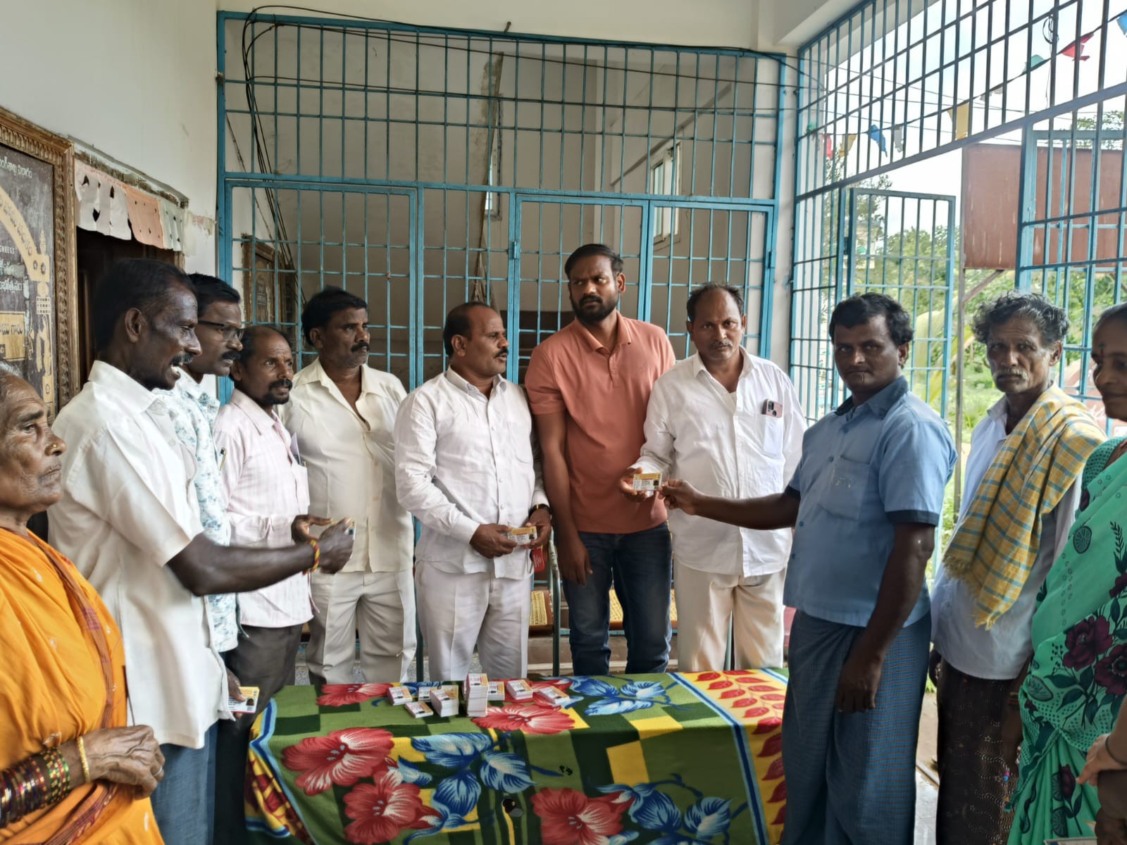 స్మార్ట్ ఫ్యాషన్ కార్డులు పంపిణీ