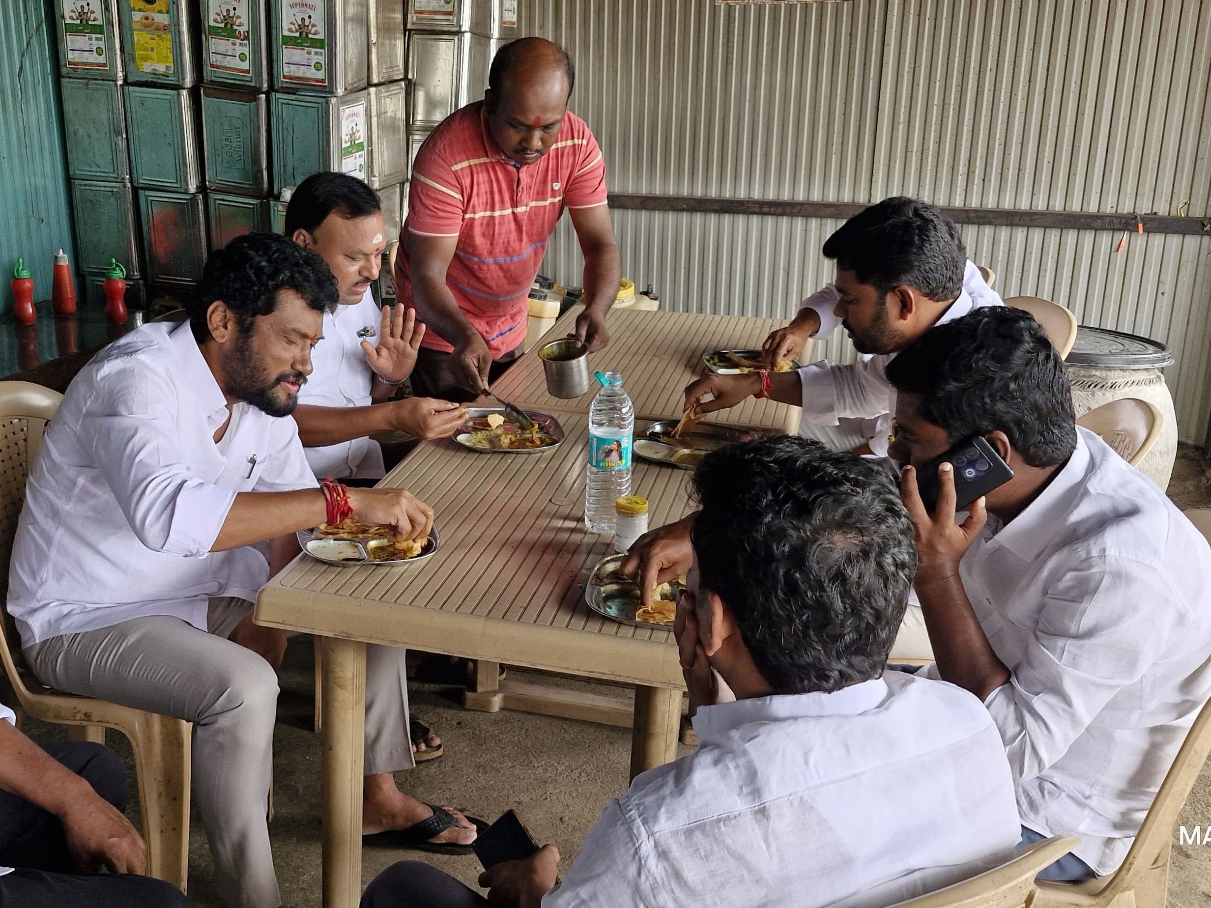 కార్యకర్తలతో కలిసి భోజనం చేసిన ఎమ్మెల్యే
