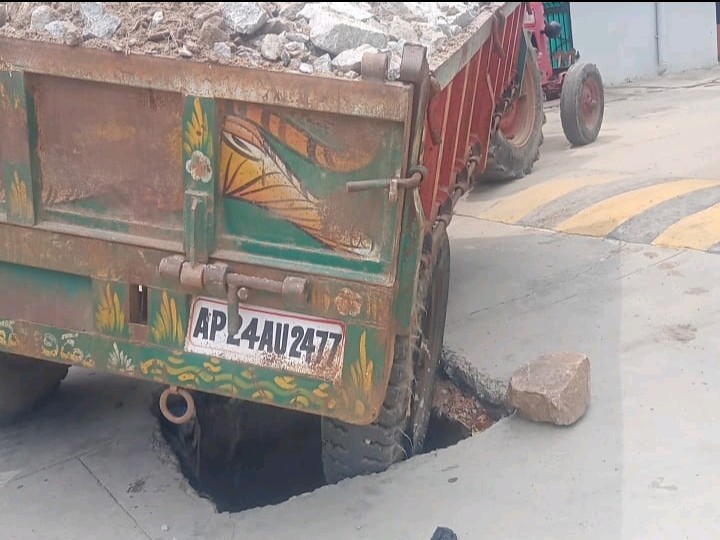 రోడ్లపై గుంతలు.. అధికారులు పట్టించుకోరా?