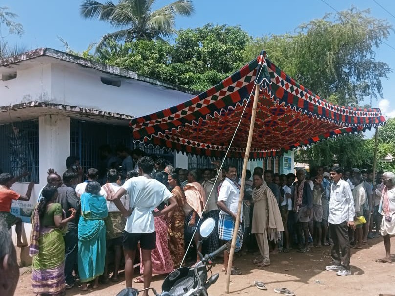 యూరియా కోసం రైతులు తోపులాట