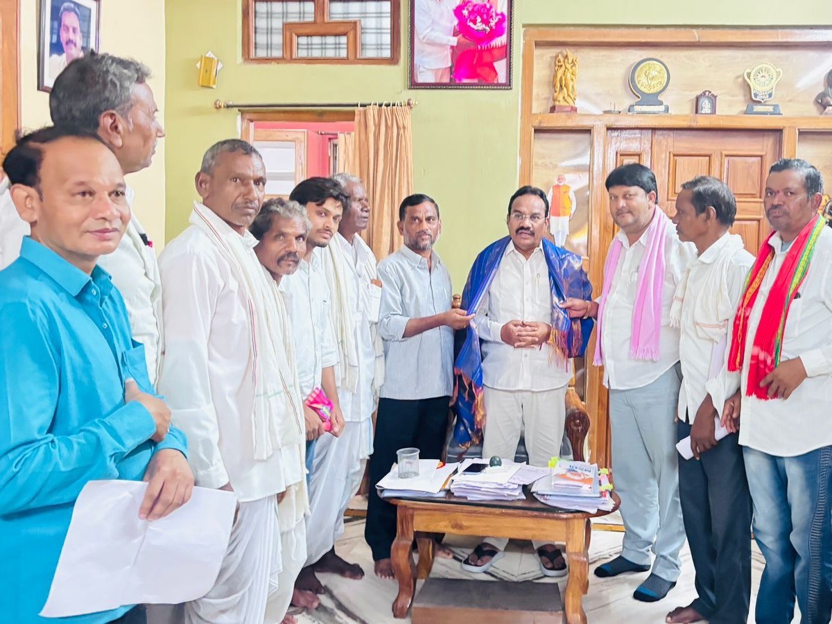 ‘మందిర నిర్మాణానికి నిధులు మంజూరు చేయాలని ఎంపీకి వినతి’