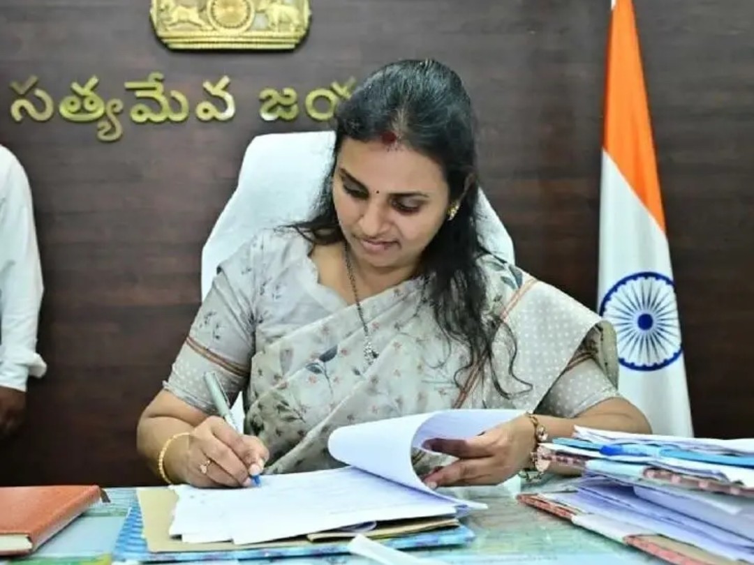 జిల్లా నూతన కలెక్టర్‌గా బాధ్యతలు స్వీకరించిన సిరి
