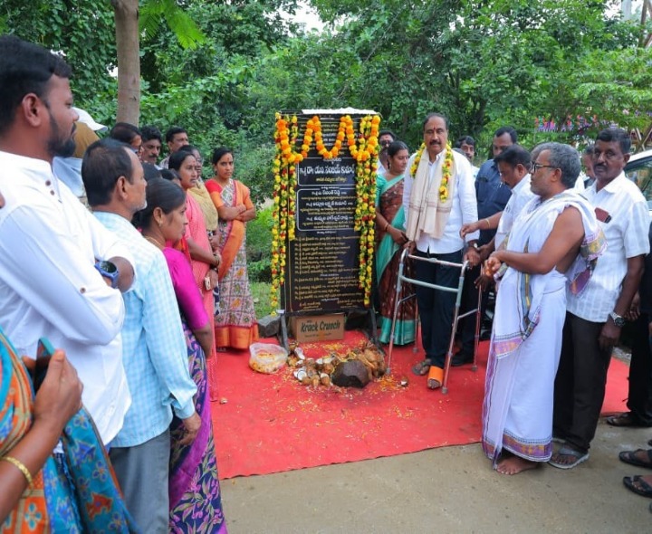 అభివృద్ధి పనులను ప్రారంభించిన MLA