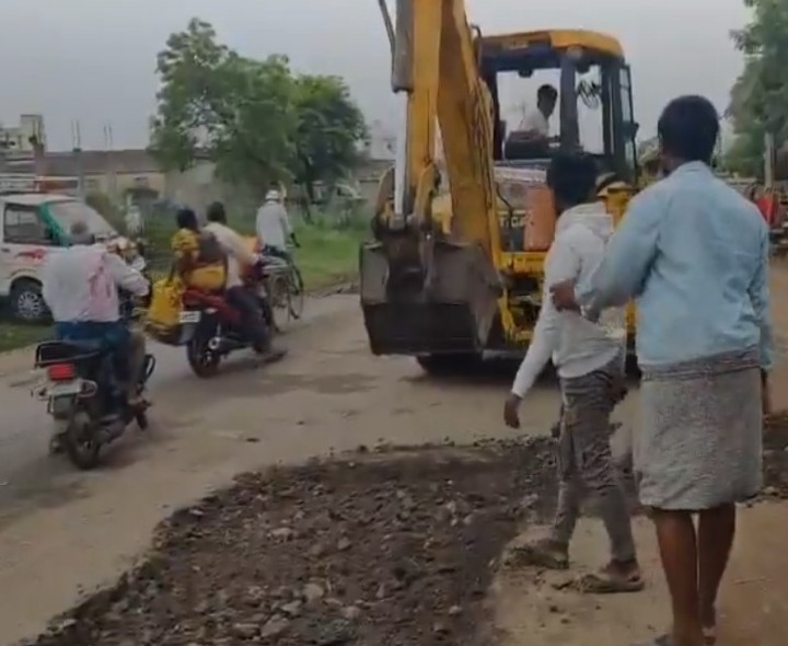రహదారికి మరమ్మతులు చేపట్టిన అధికారులు