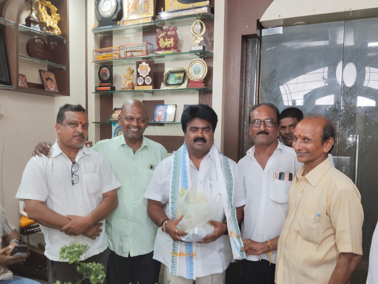 ‘శరన్నవరాత్రి ఉత్సవాలకు ఎమ్మెల్యే‌కు ఆహ్వానం’