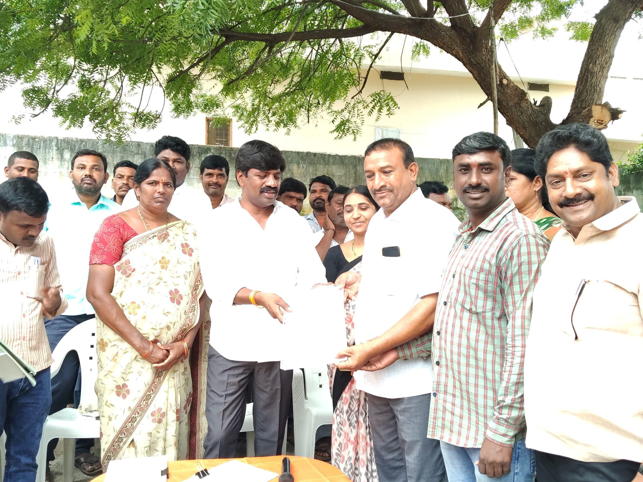 207 మంది లబ్ధిదారులకు సీఎంఆర్ఎఫ్ చెక్కులు పంపిణీ