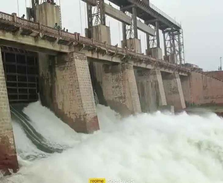 గాజులదిన్నె ప్రాజెక్టు 2 గేట్లను ఎత్తిన అధికారులు