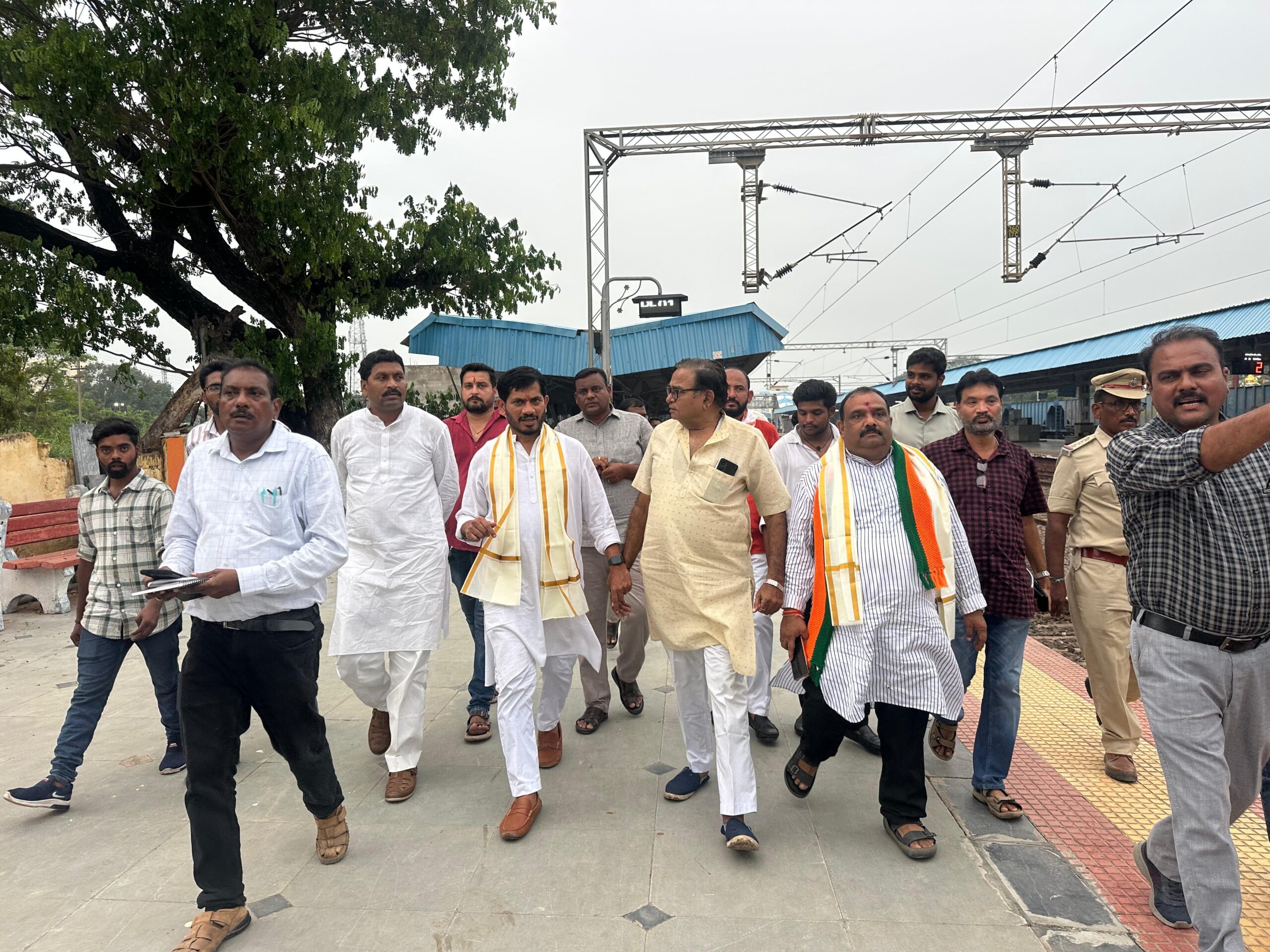 వందే భారత్ రైలు ప్రారంభానికి ఏర్పాట్లు