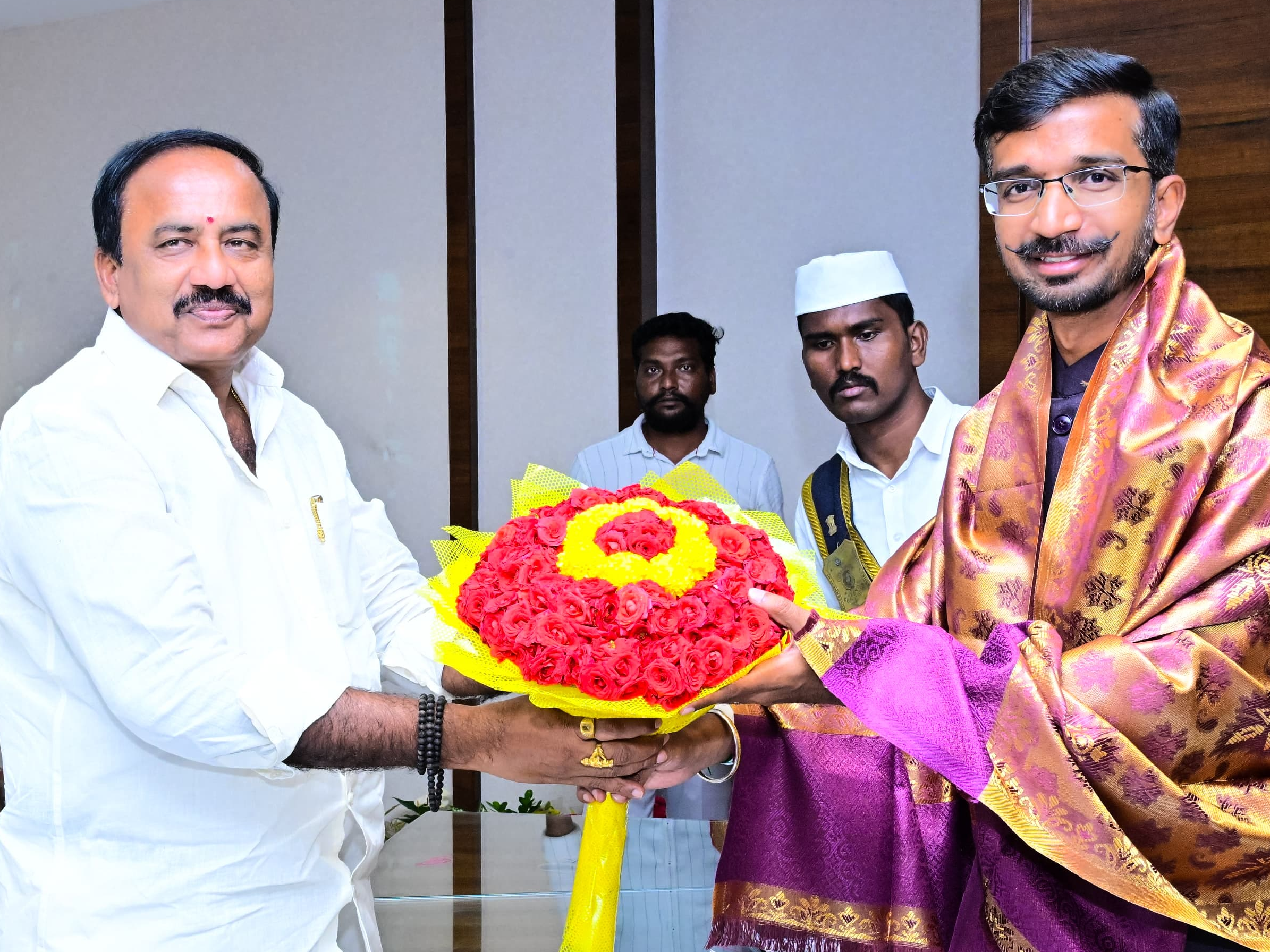 కలెక్టర్‌ను కలిసిన ఎమ్మెల్యే