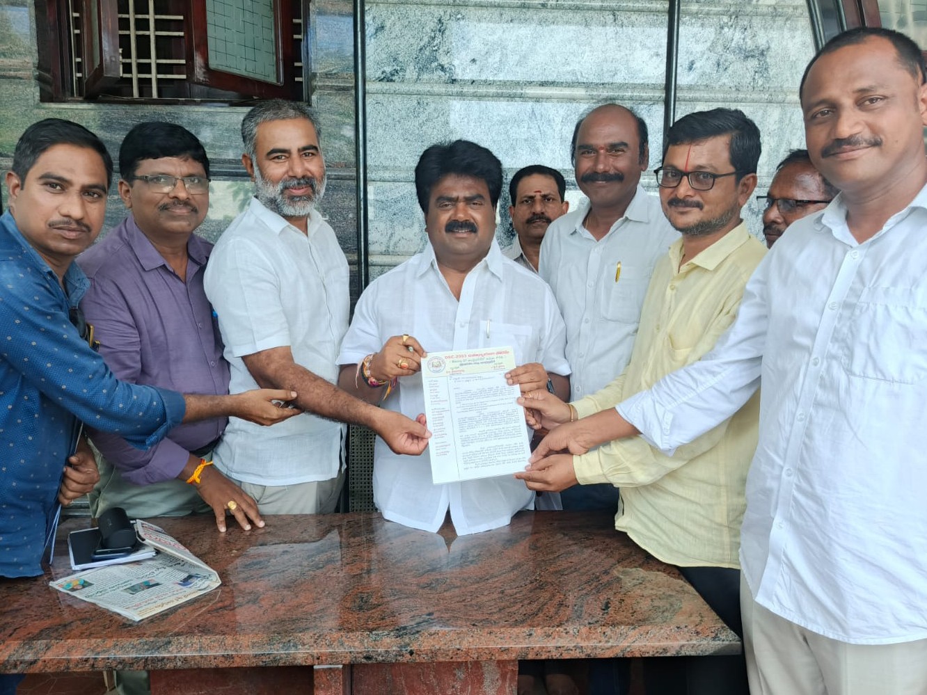 ఎమ్మెల్యే‌కు ఉపాధ్యాయుల వినతిపత్రం అందజేత