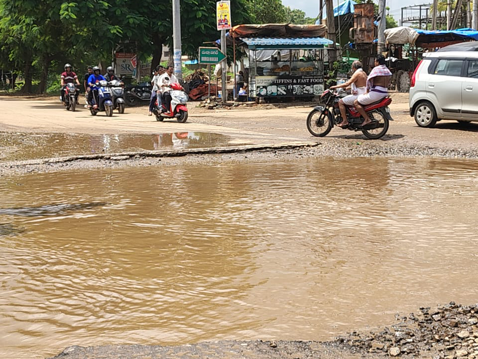 గాజువాకలో రోడ్డు గుంతలతో  ఇబ్బందులు