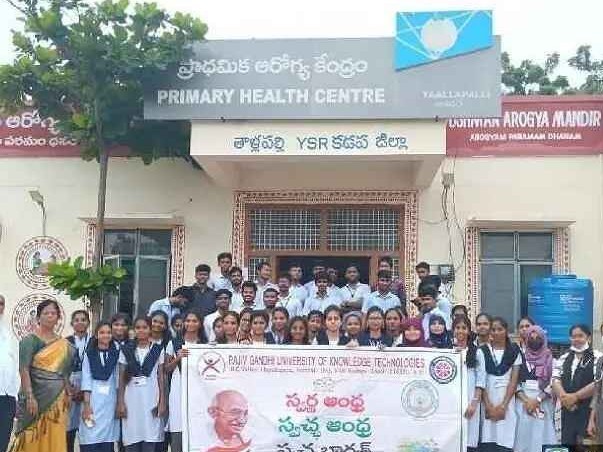 తాళ్లపల్లెలో స్వచ్ఛభారత్ చేపట్టిన IIIT NSS విద్యార్థులు