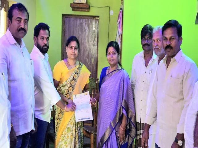 సీఎం రిలీఫ్ ఫండ్ చెక్కు పంపిణీ ఇంఛార్జ్