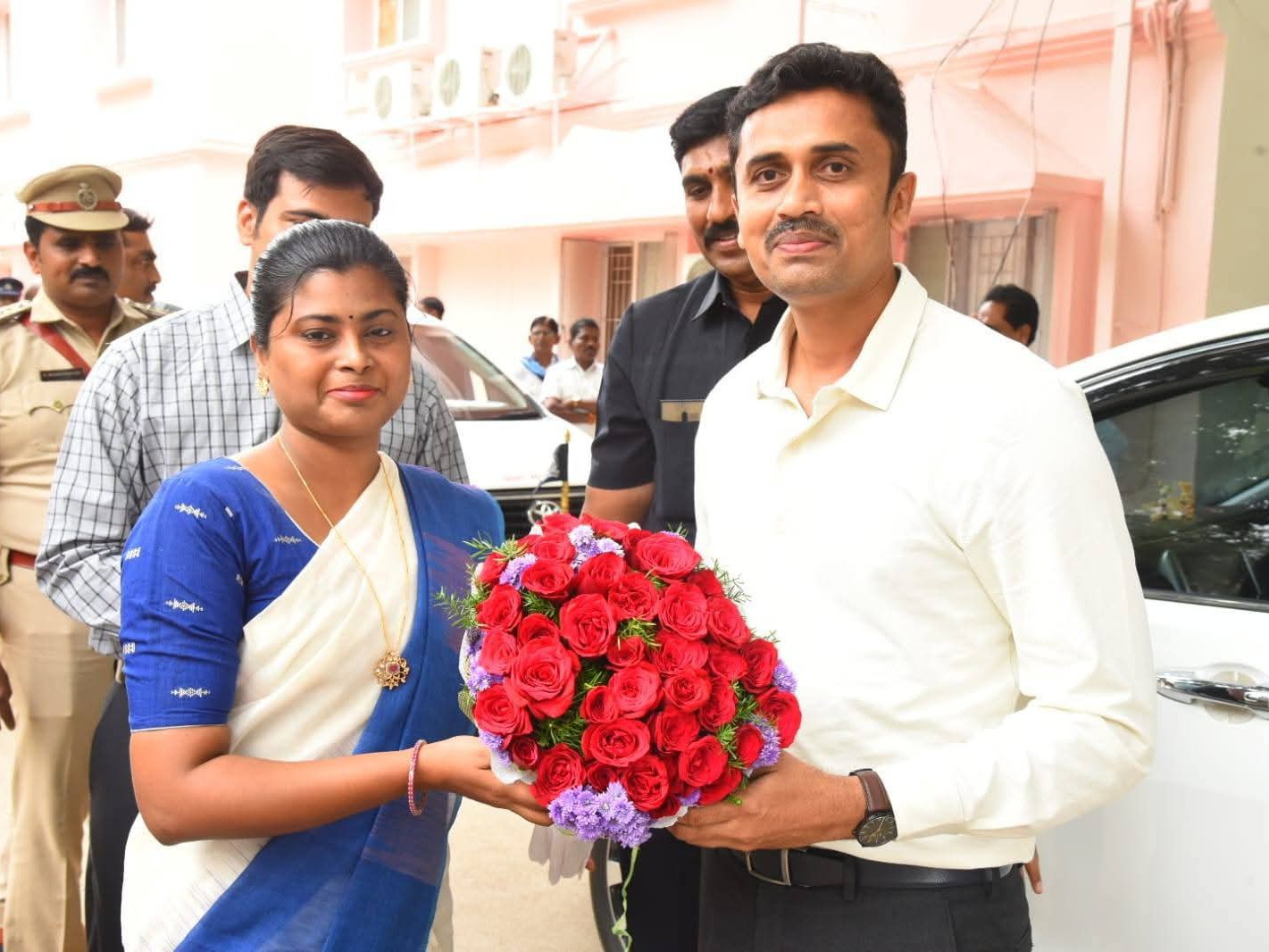 పుట్టపర్తికి చేరుకున్న నూతన కలెక్టర్