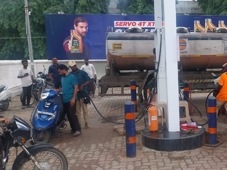 పెట్రోల్ కోసం క్యూ లైన్‌లో ఎమ్మెల్యే