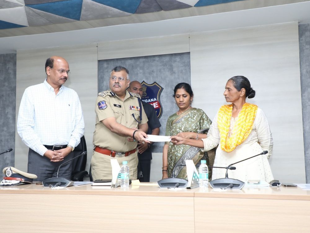 జన స్రవంతిలోకి 62 ఏళ్ల మహిళా మావోయిస్టు..!
